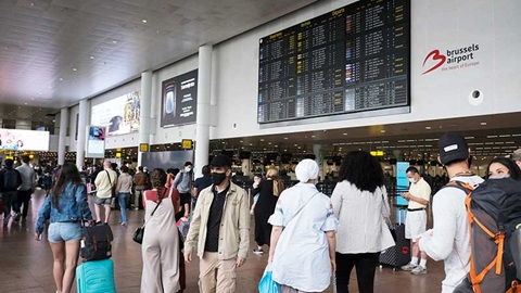 personnes dans le hall de l'aéroport de Bruxelles